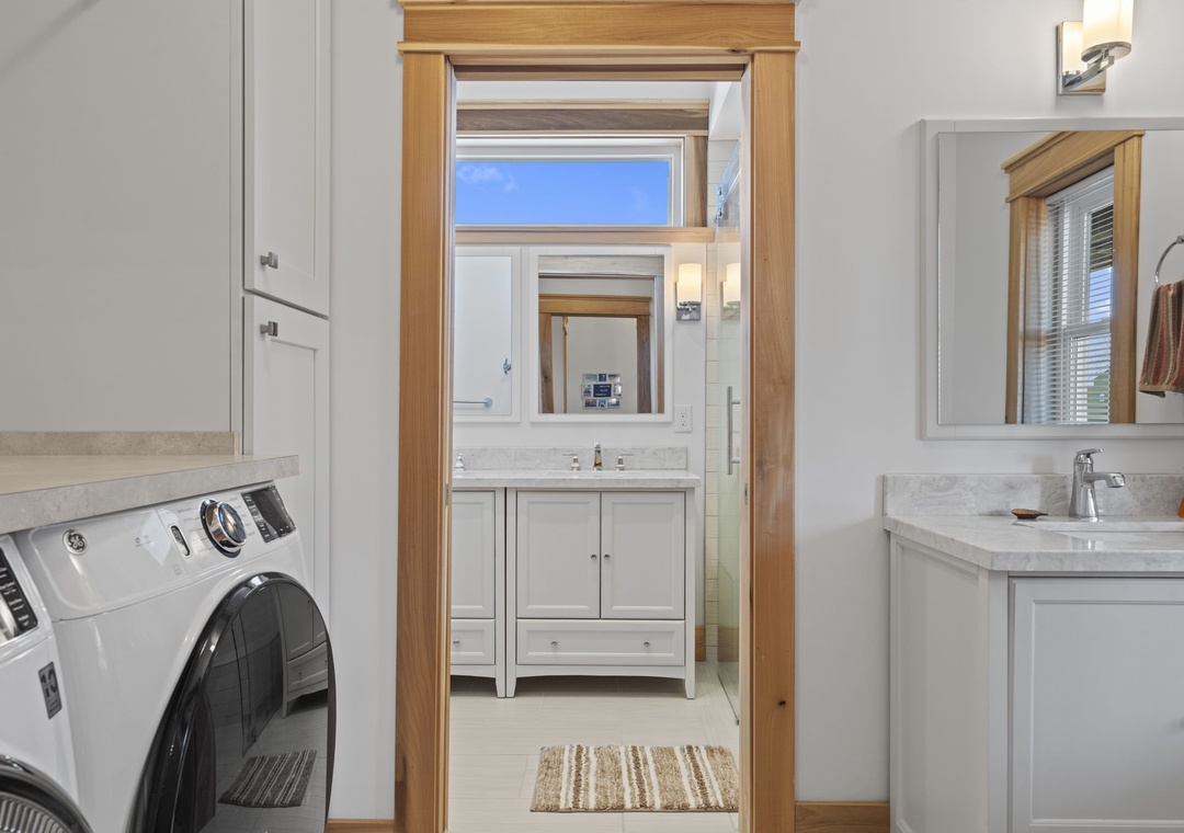 Casa de Madera Pensacola Beach - First Level Bedroom #4 Attached Bath with Laundry