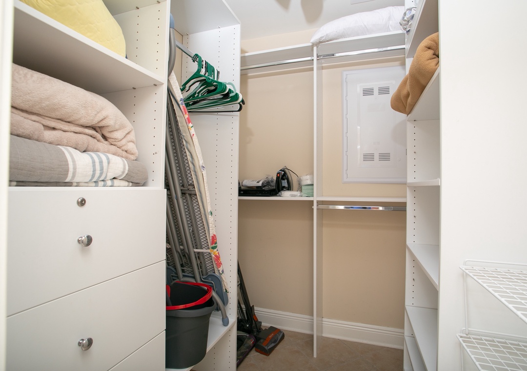 Seachase 1104C- Bedroom 1 Closet