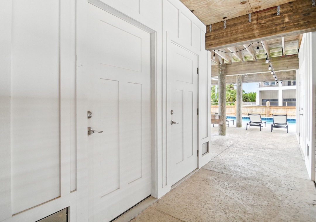 Casa de Madera Pensacola Beach - Poolside Bathroom