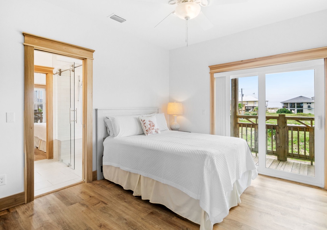 Casa de Madera Pensacola Beach - First Level Bedroom #3, Full Bed With Attached Shared Bath