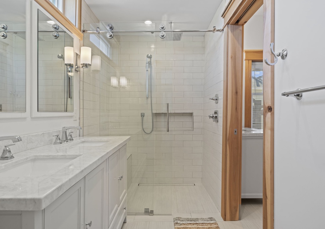 Casa de Madera Pensacola Beach - First Level Bedroom #4 Attached Bath