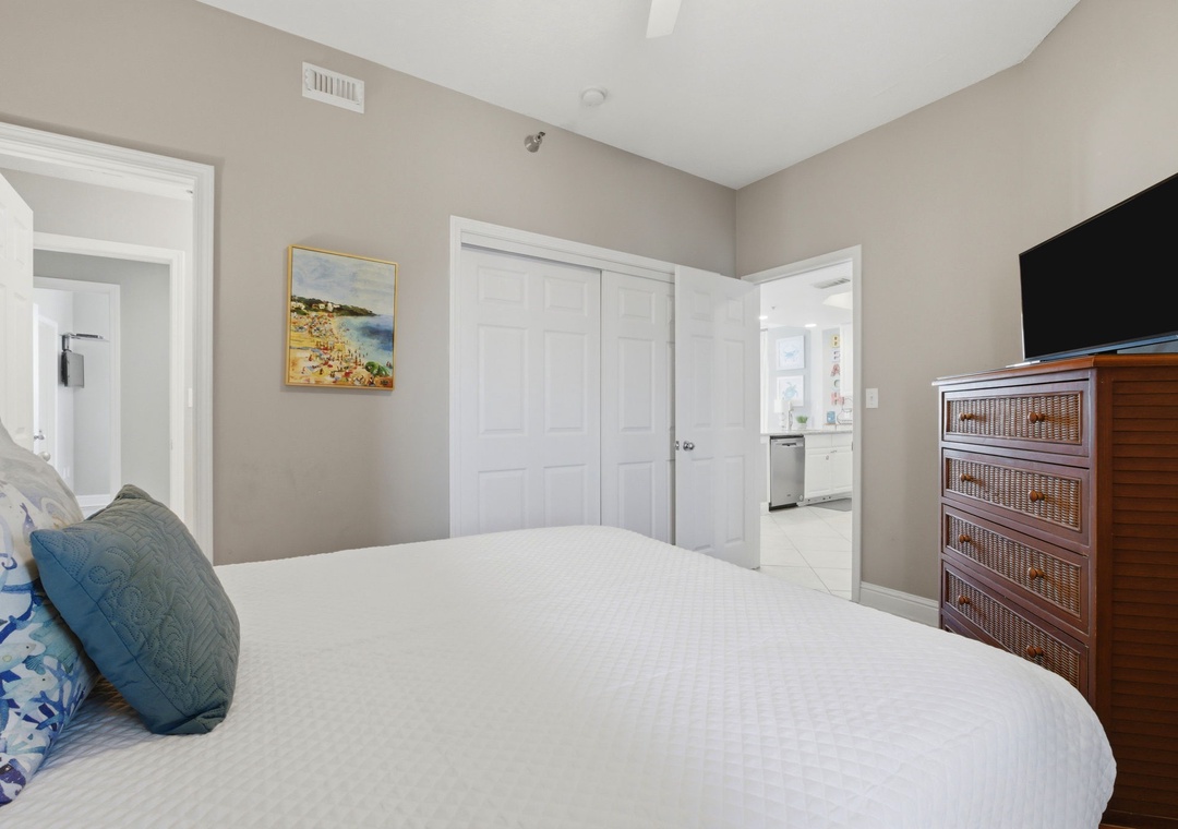 Lighthouse 418- Sink into crisp linens after a day of adventure. Your serene bedroom features coastal-inspired décor, a flat-screen TV, and plenty of storage to keep your vacation essentials organized and accessible.