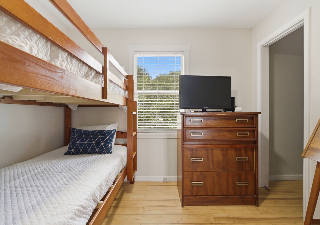 Seaswept- Bedroom 3 Bunks & TV