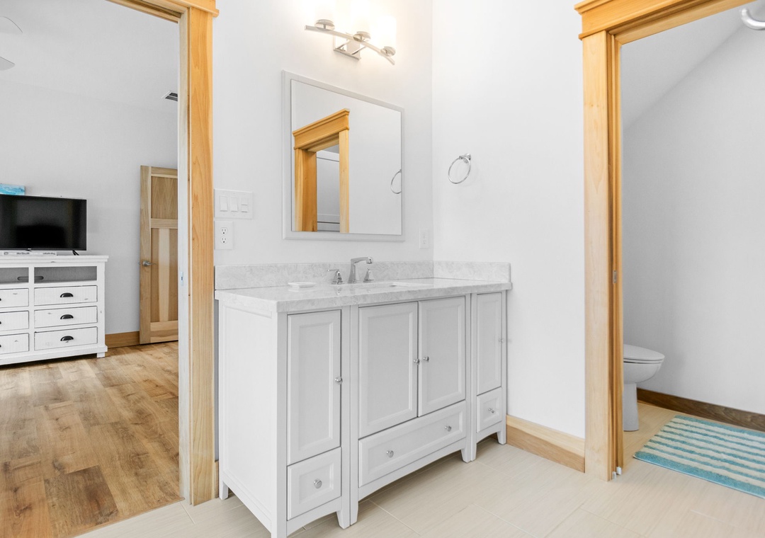 Casa de Madera Pensacola Beach - First Level Attached Shared Bath 2