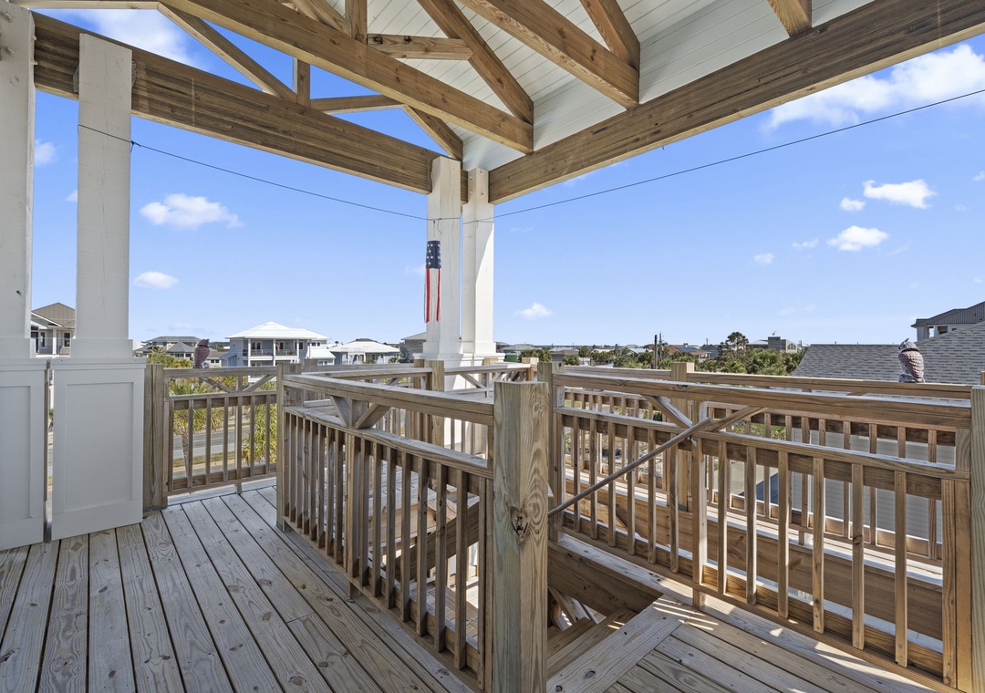 Casa de Madera Pensacola Beach - Top Floor Loft Patio with Stairs to Downstairs