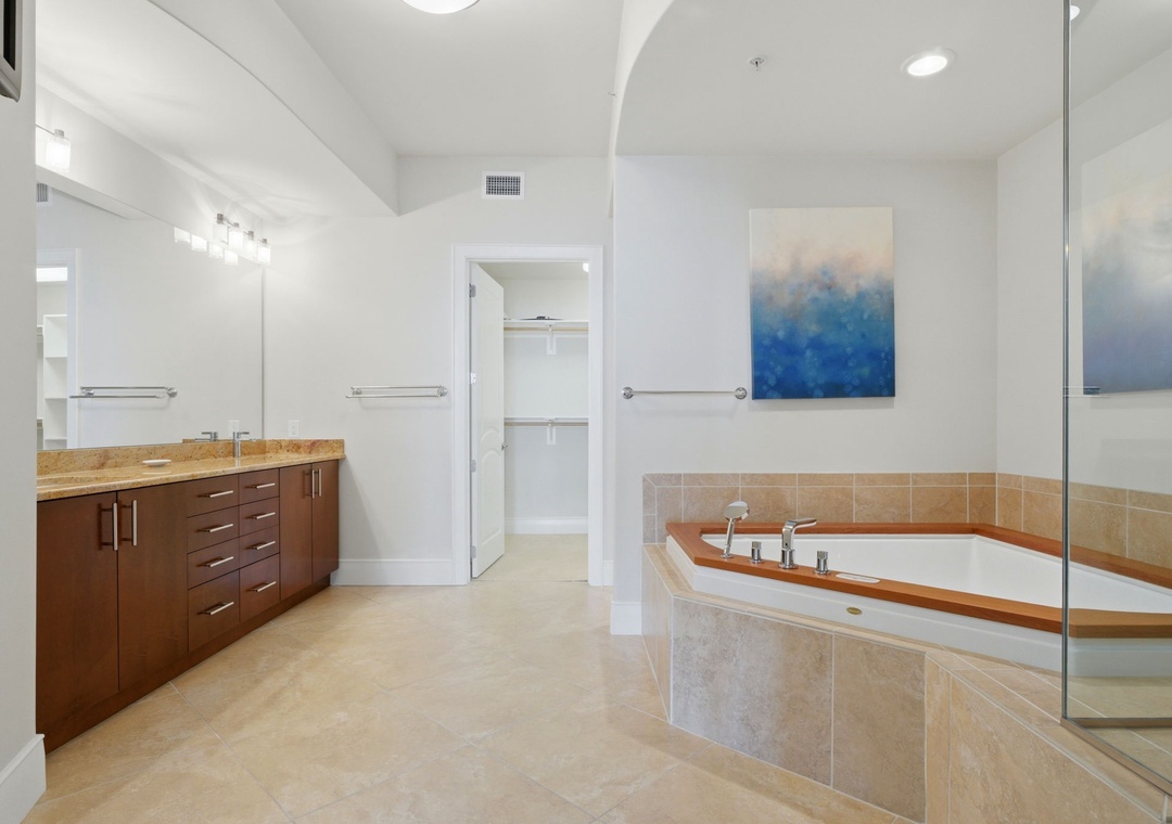 Turquoise Place 1108C- Bathroom 1 Jetted Tub