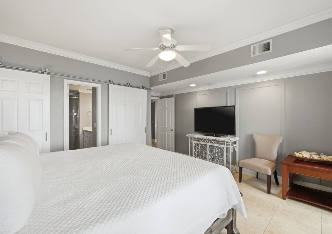 Palm Beach Club 118- Bedroom 1, TV towards Bathroom 1