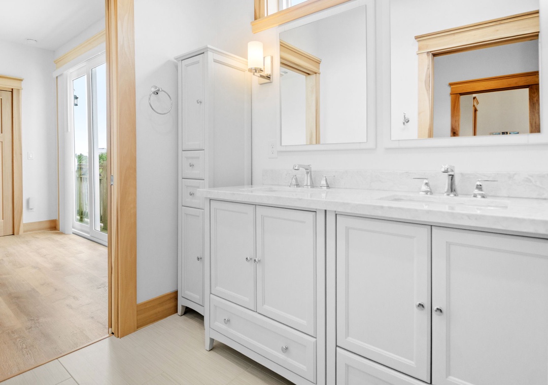 Casa de Madera Pensacola Beach - First Level Bedroom #4Attached Bath