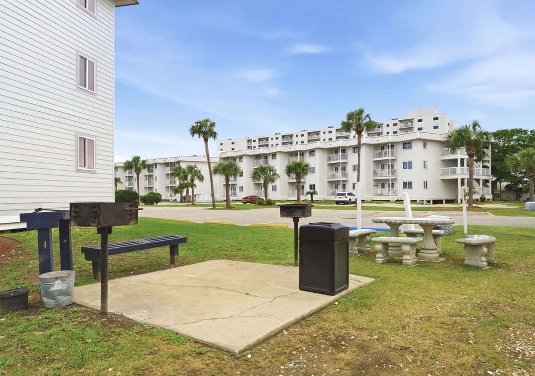 Gulf Shores Plantation- Grilling Area & Picnic Benches