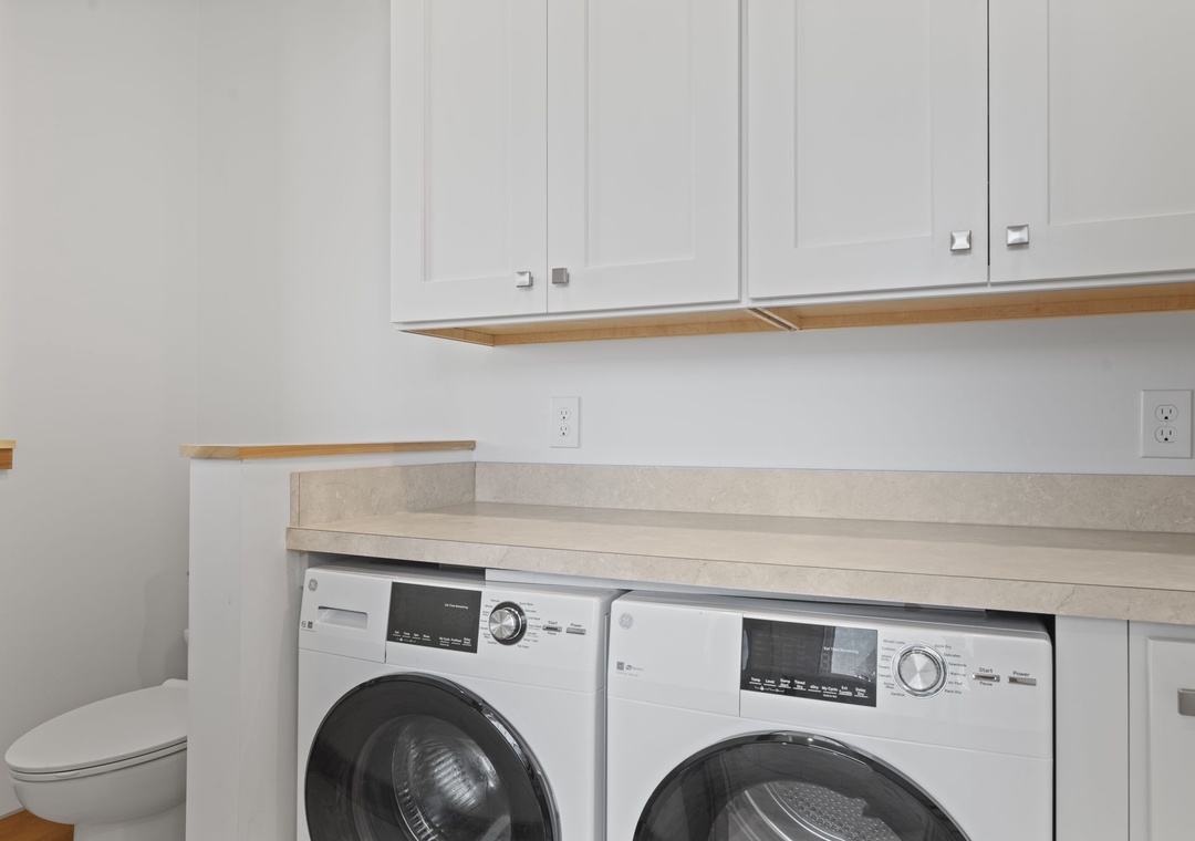 Casa de Madera Pensacola Beach - Main Floor Bedroom 1 Suite Laundry Room