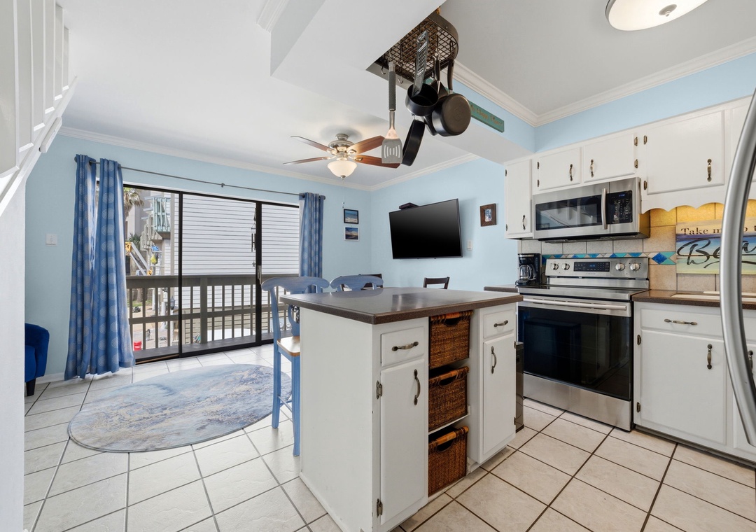 Beachwalk 5- Kitchen, TV & Balcony
