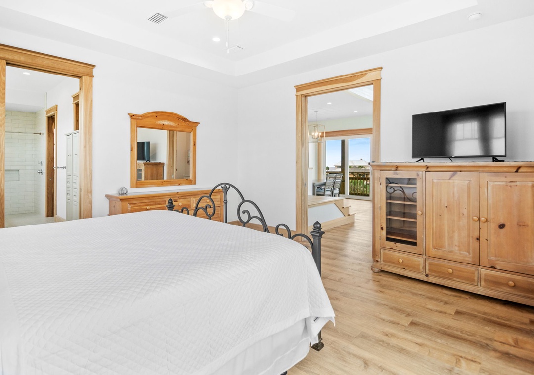 Casa de Madera Pensacola Beach - Main Floor Bedroom 1Suite with King Bed