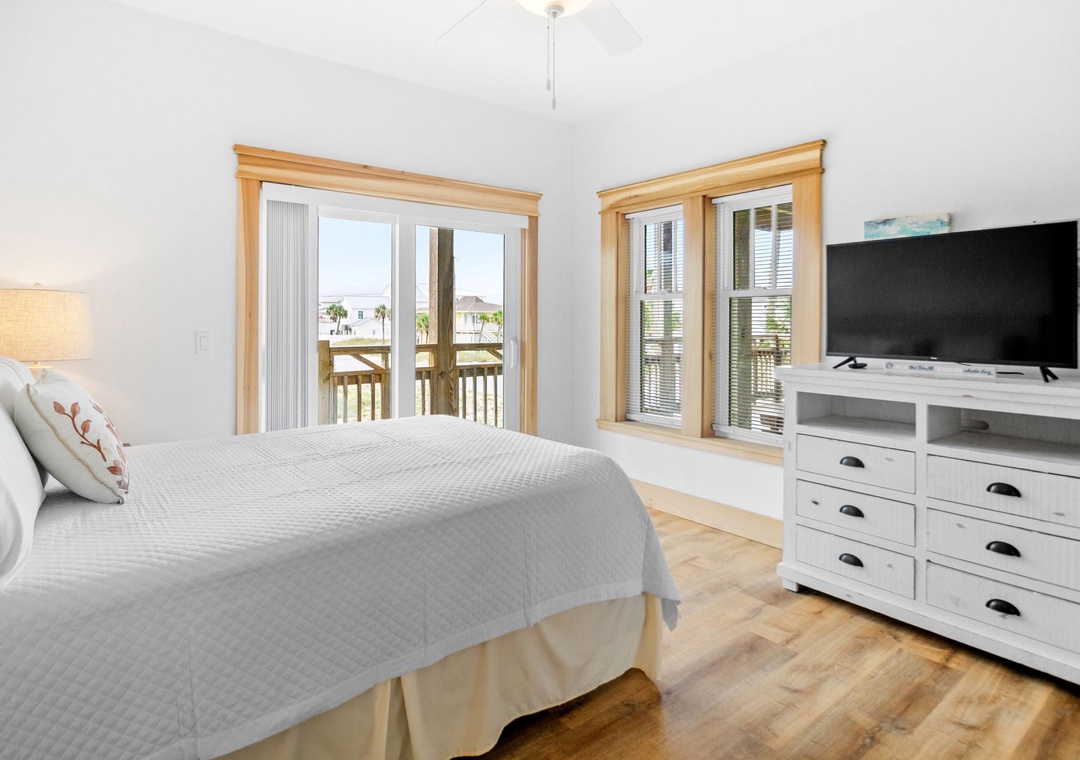 Casa de Madera Pensacola Beach - First Level Bedroom #3, Full Bed With Attached Shared Bath