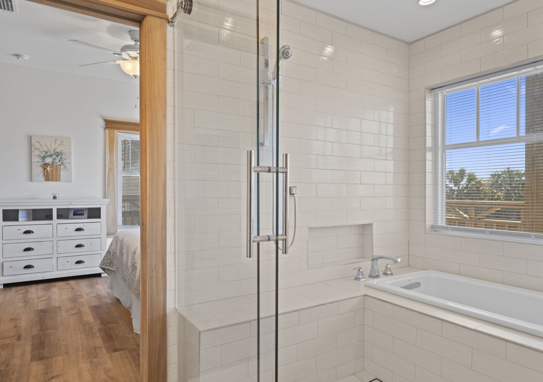 Casa de Madera Pensacola Beach - First Level Attached Shared Bath 2