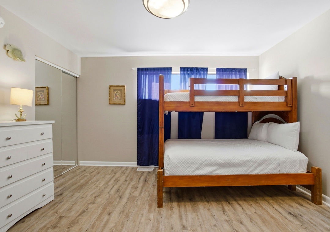 Regatta Condo 304C- Loft Bunkbeds