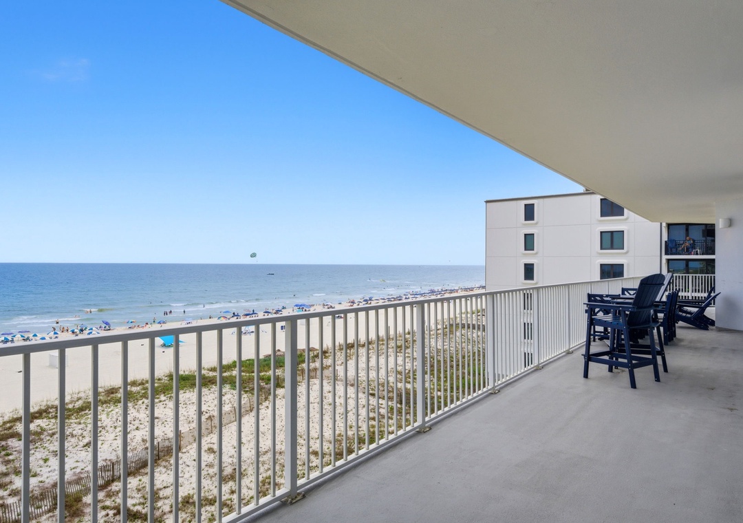 Lighthouse 418- Stunning beachfront balcony with sweeping ocean views and outdoor dining. Watch the waves roll in, feel the sea breeze, and enjoy your morning coffee just steps from the sand.