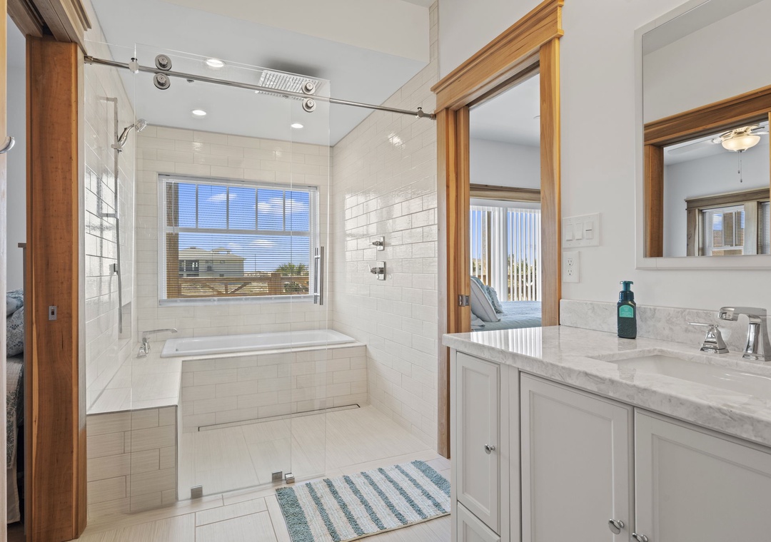 Casa de Madera Pensacola Beach - First Level Attached Shared Bath 2