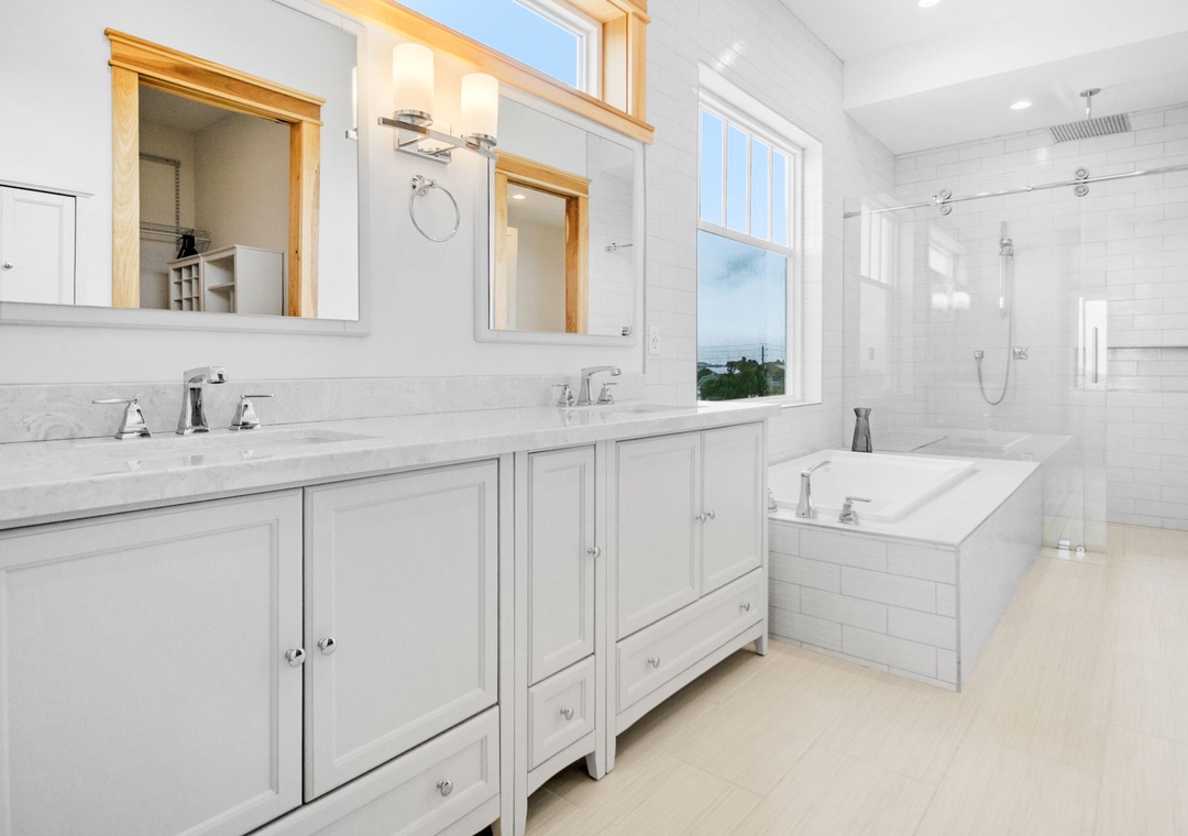 Casa de Madera Pensacola Beach - Main Floor Bathroom 1 Suite