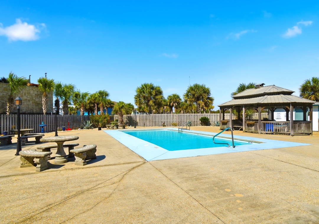 BeachWalk Condo Pool & Picnic Table