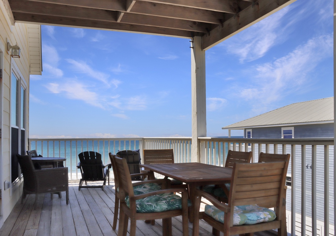 Outdoor Dining on Second Floor Deck
