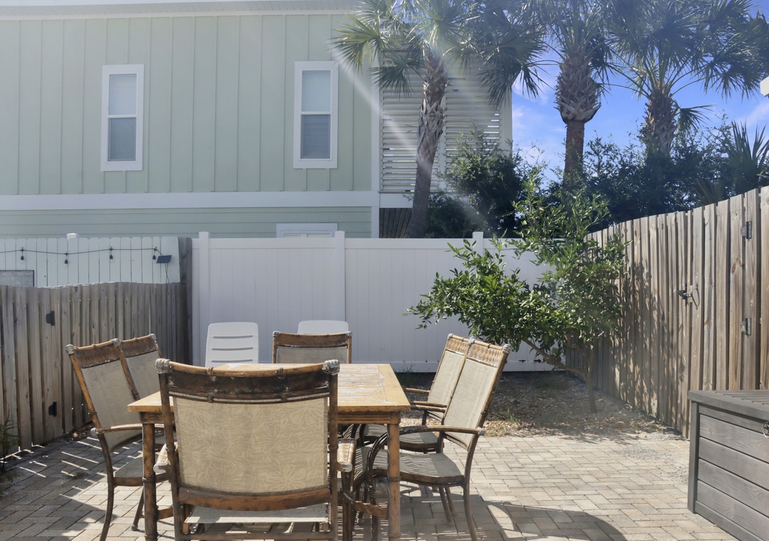 Outdoor Dining in Fenced Backyard
