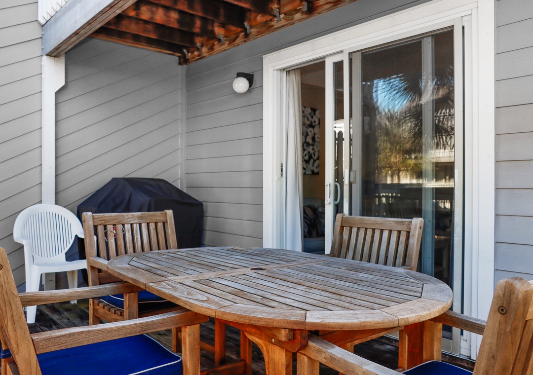 Outdoor Dining on Main Deck