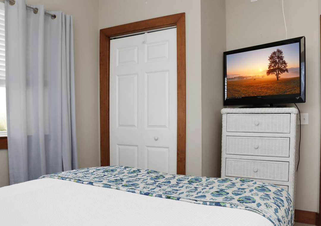 Bedroom 2 with TV (1)