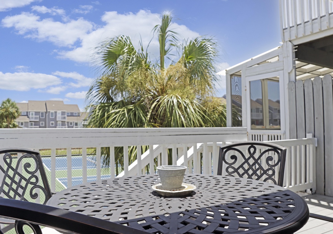 Outdoor Dining on Main Floor Deck