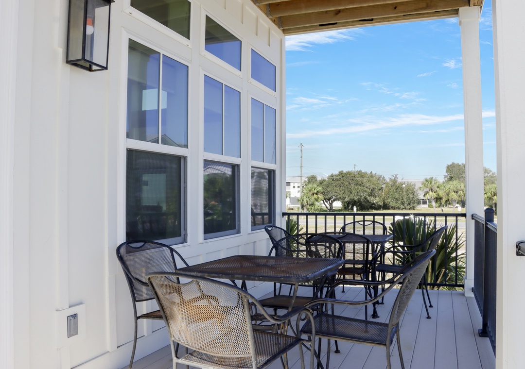 Outdoor Dining on First Floor Deck