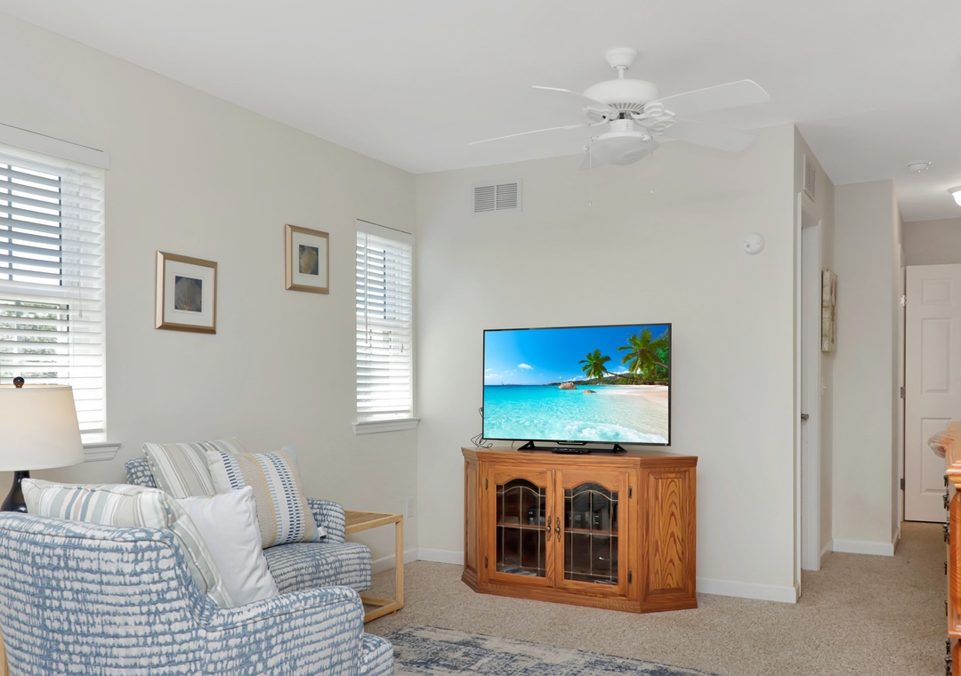 Bedroom 3 - Master Bedroom Sitting Area with TV
