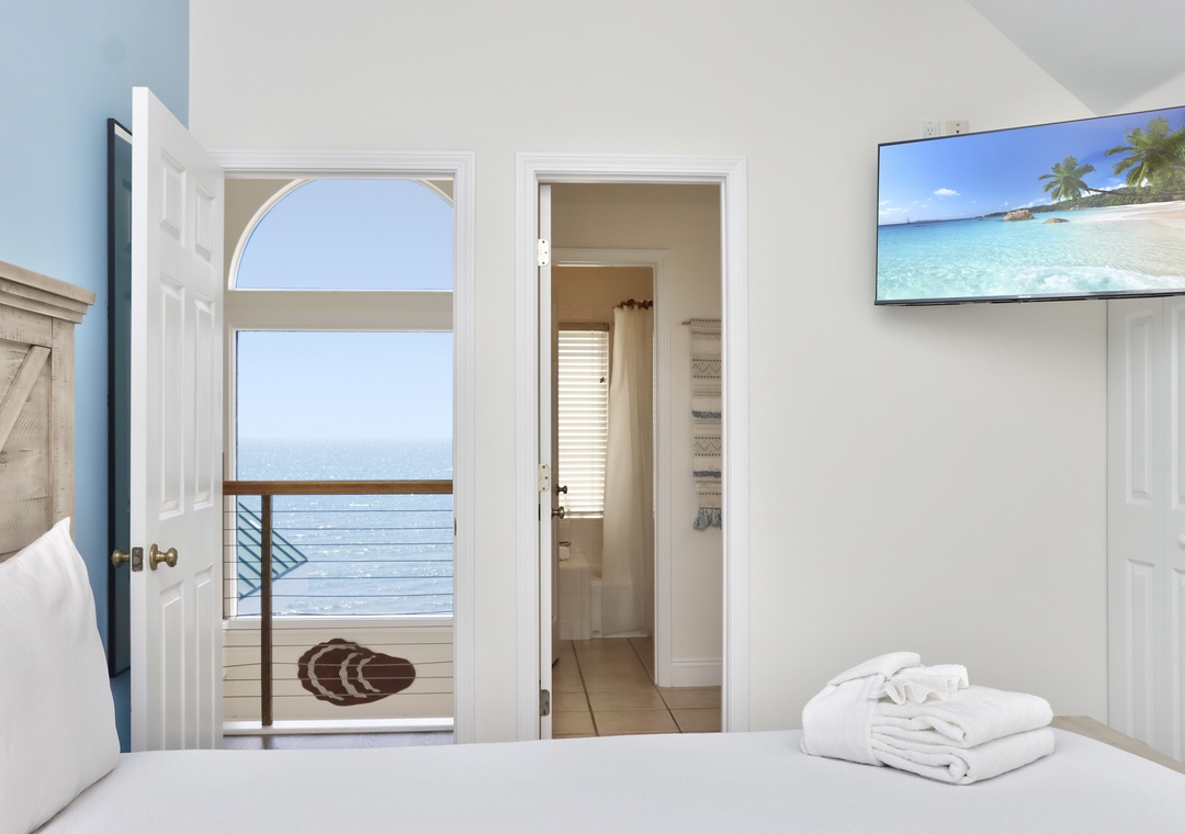 Bedroom 3 with TV and Full Bathroom