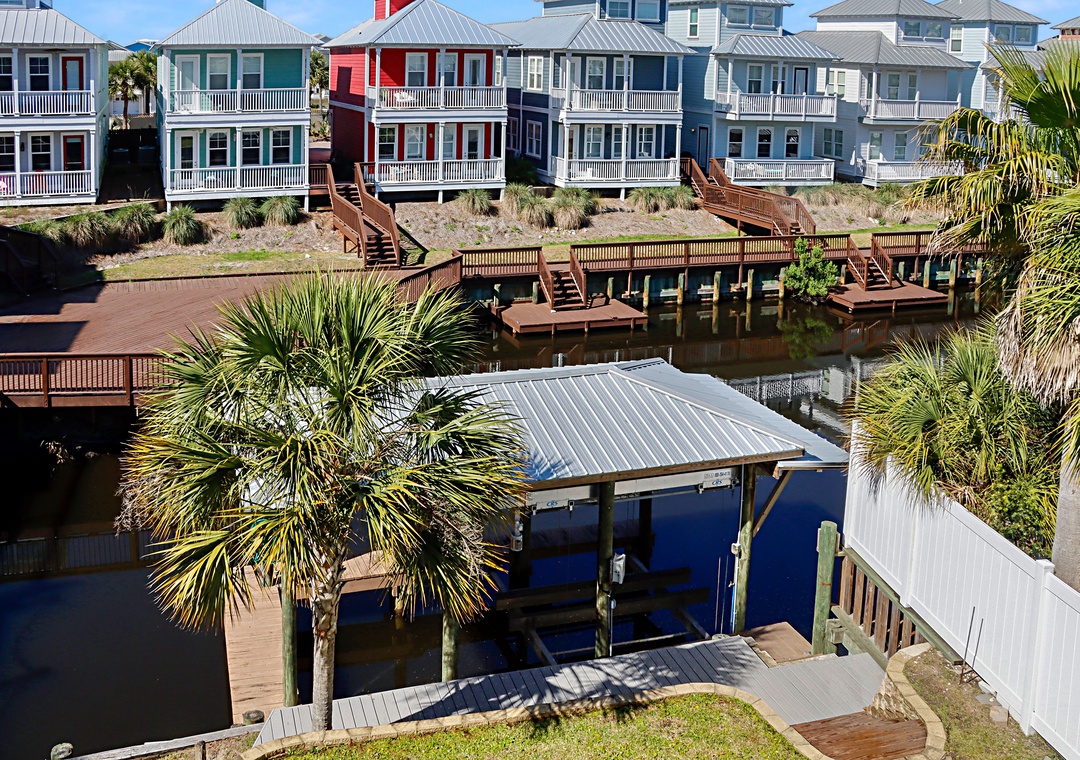 Master Bedroom - Deck View of Boat Slip