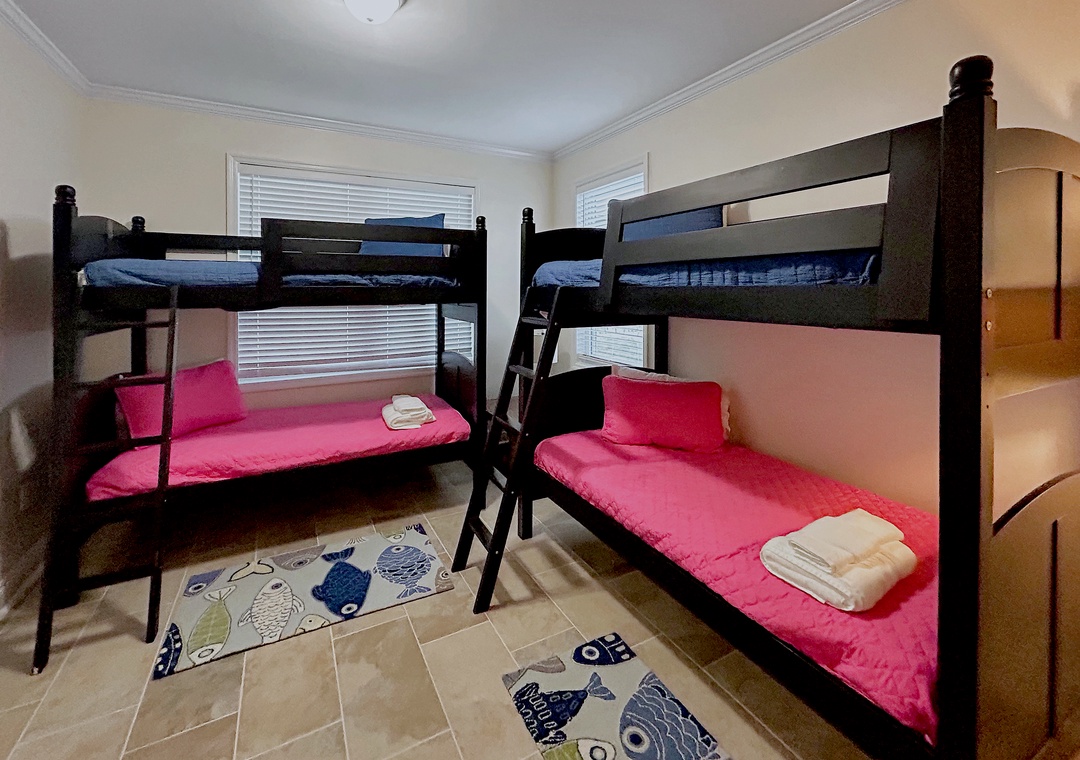 Guest Bunk Room with 2 Twin Bunkbeds