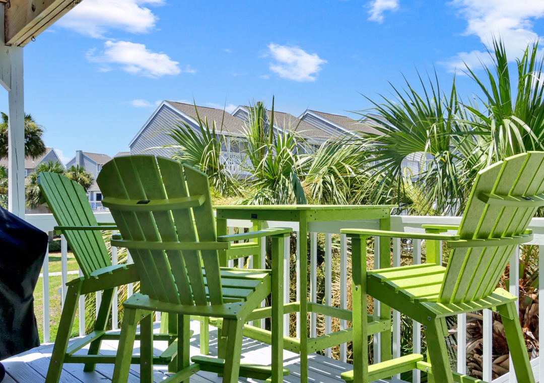 Outdoor Dining on Main Level Deck