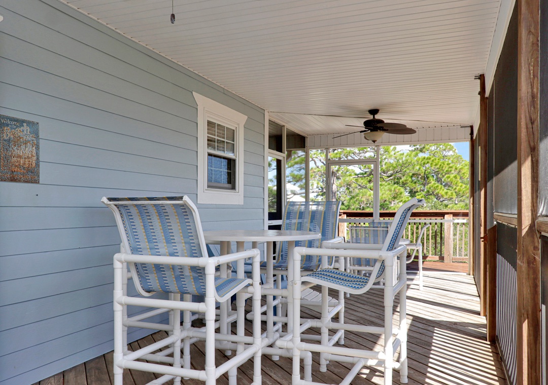 Outdoor Dining on Screened Deck