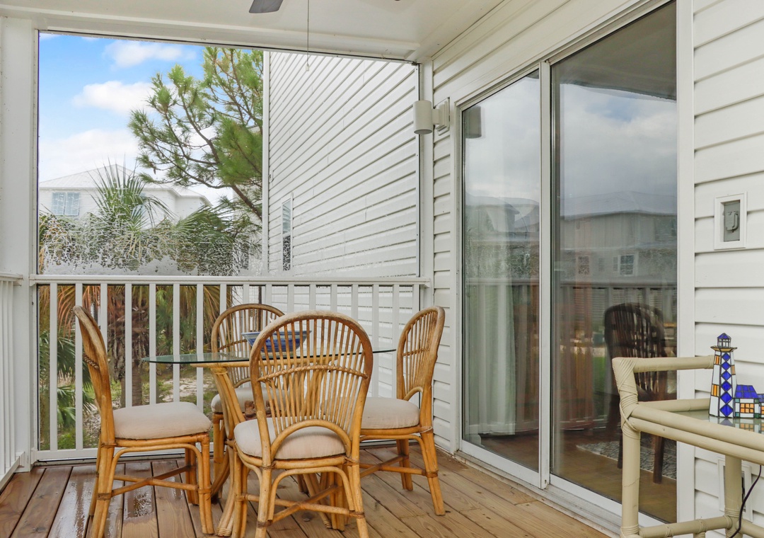 Outdoor Dining on Screened Deck