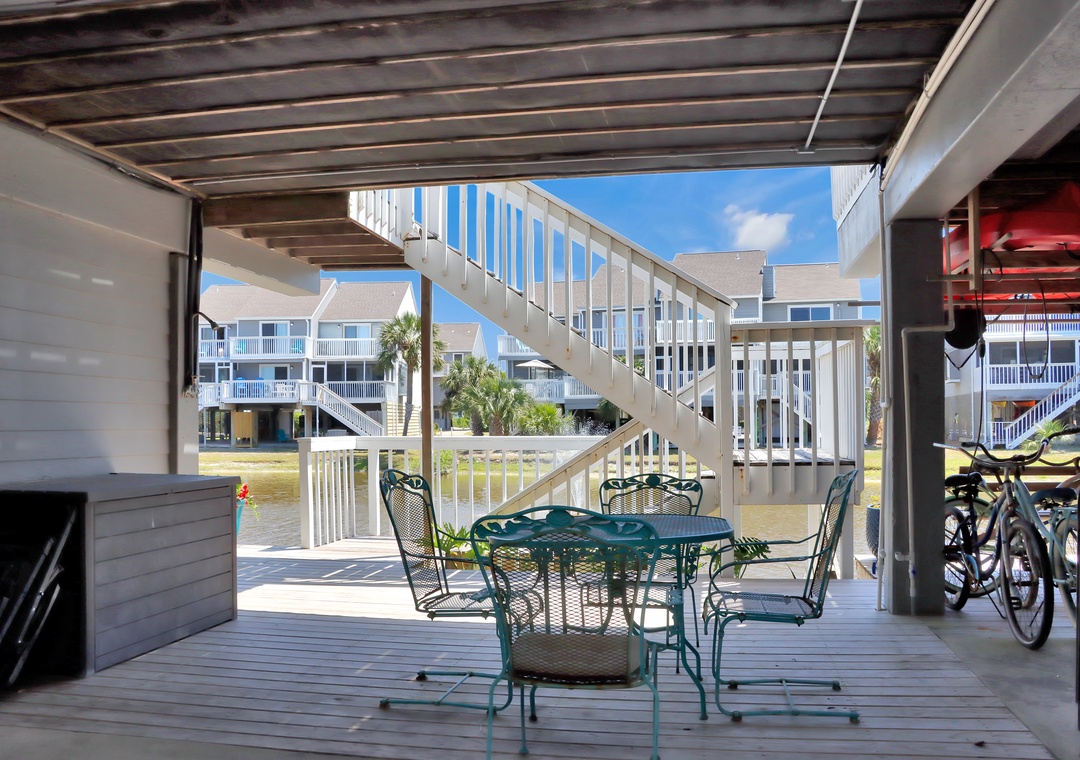 Outdoor Dining Under House