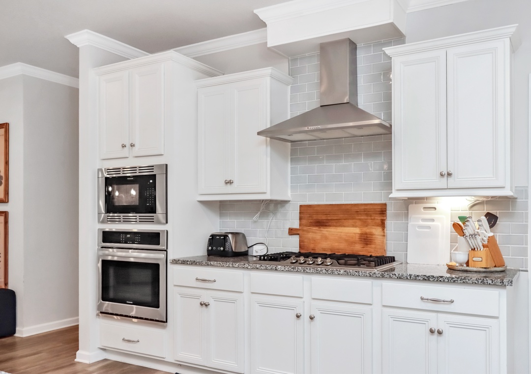 Kitchen with Gas Stovetop and Range Hood
