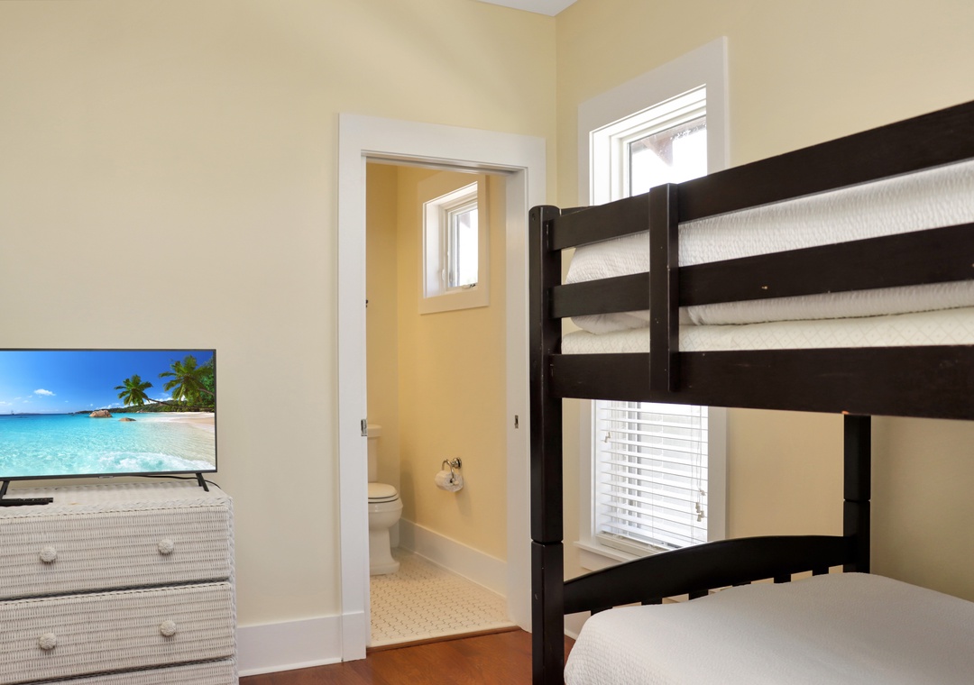 Bedroom 4 with TV and Full Bathroom