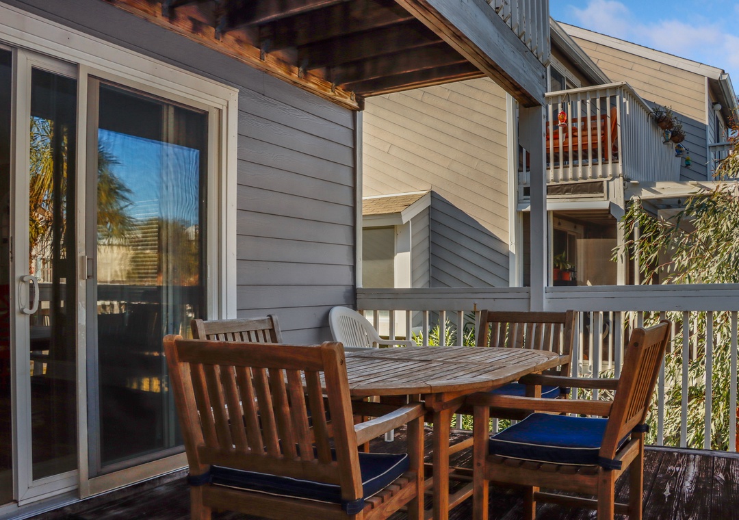 Main Floor Deck with Outdoor Dining