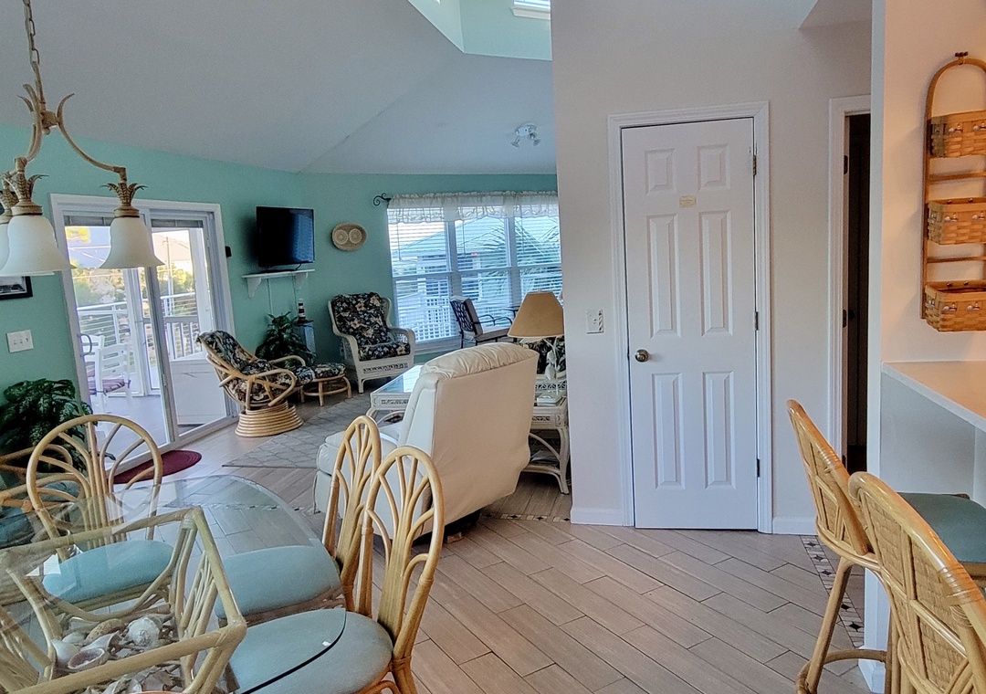 Dining Area & Bar Seating