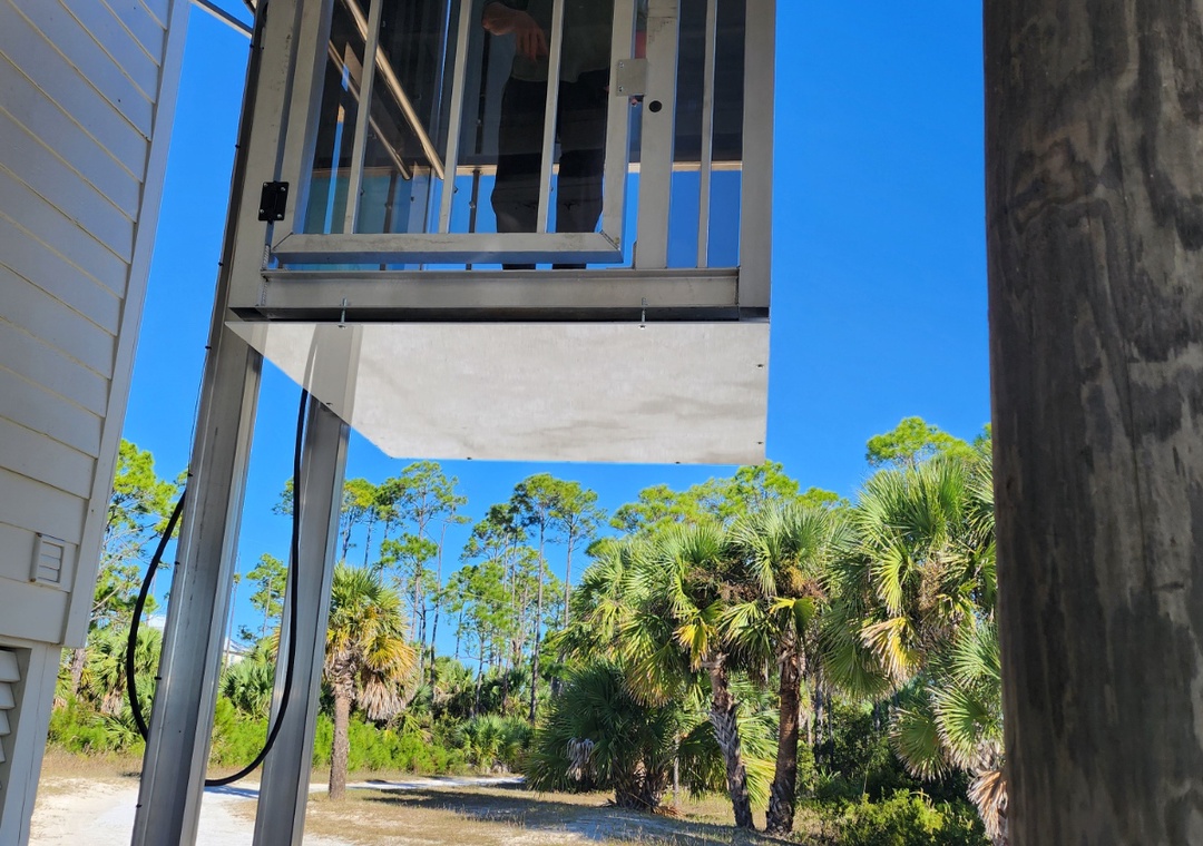 Exterior Cargo/Man Lift