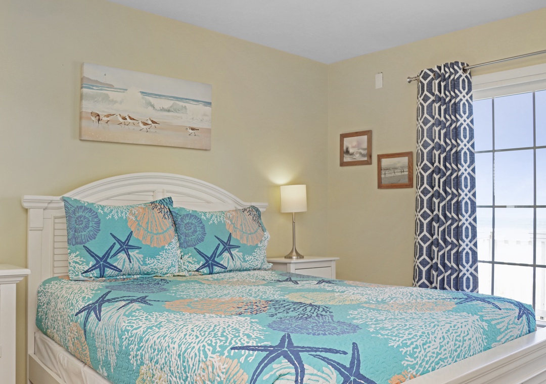 Bedroom 1 - Queen Bed