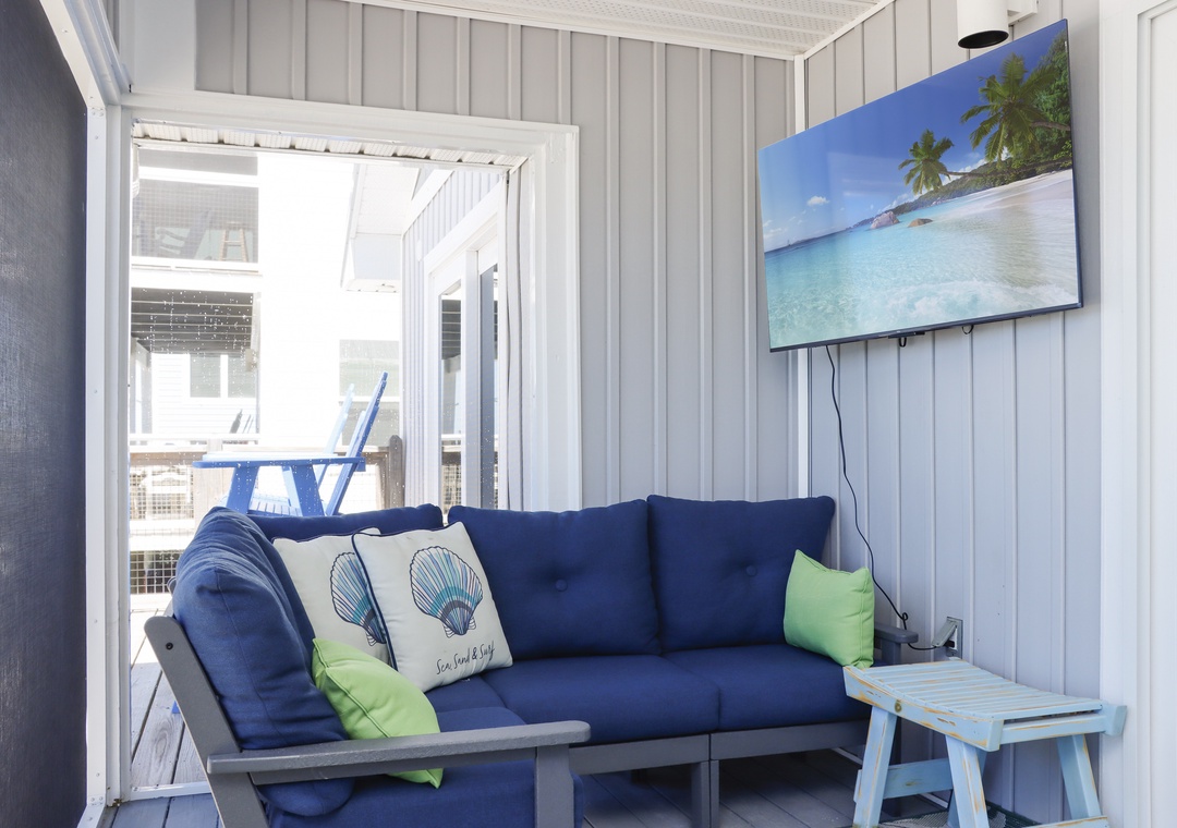 Screened Deck with TV