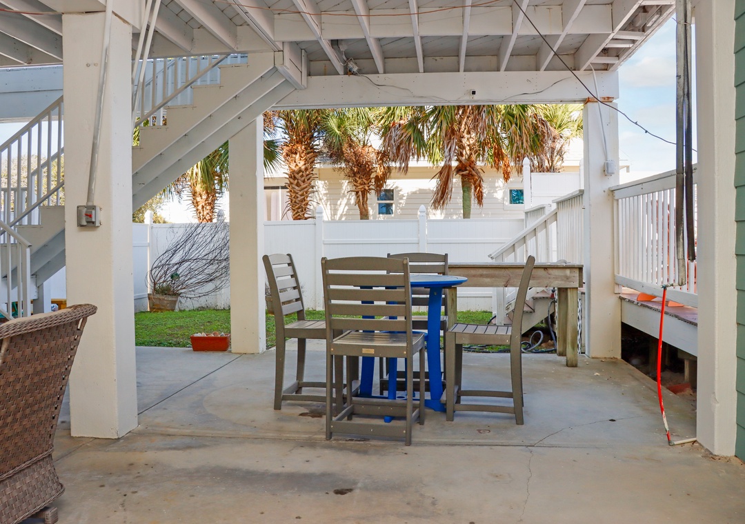 Outdoor Dining Under House
