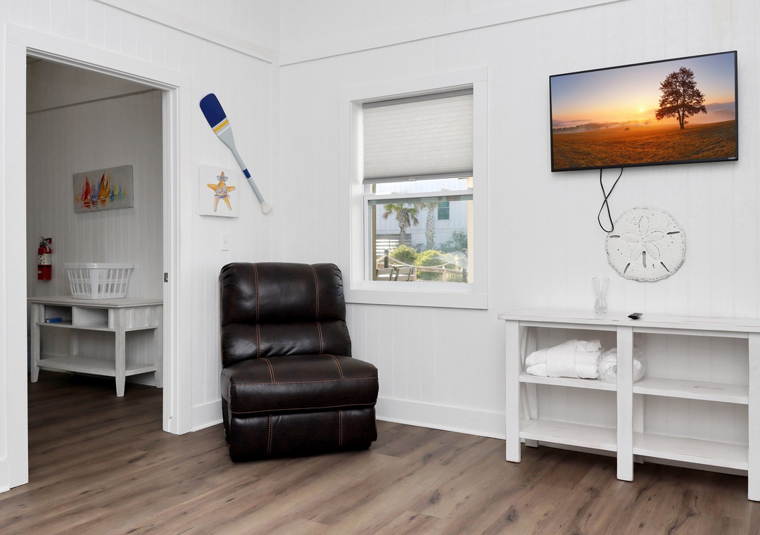 Ground Floor Studio with TV and Laundry Room