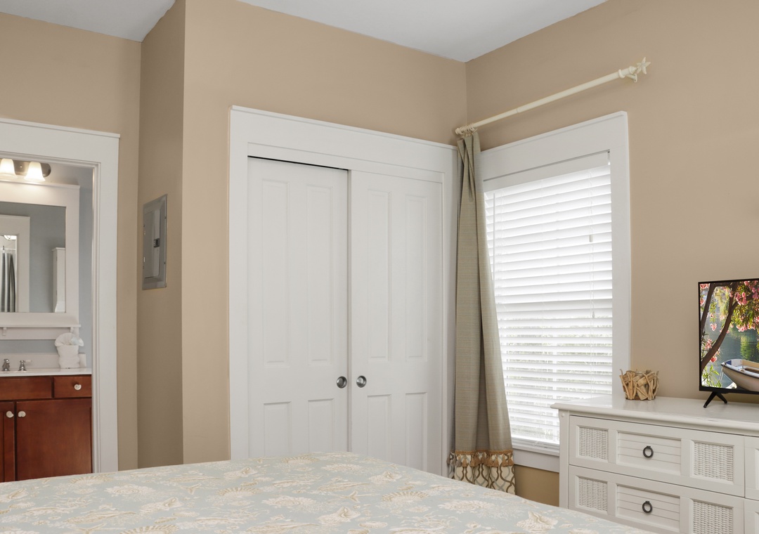 Bedroom 2 with TV and Full Bathroom