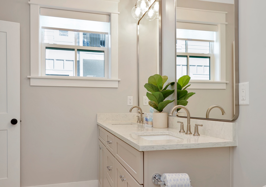 Bedroom - Master Bathroom (1)