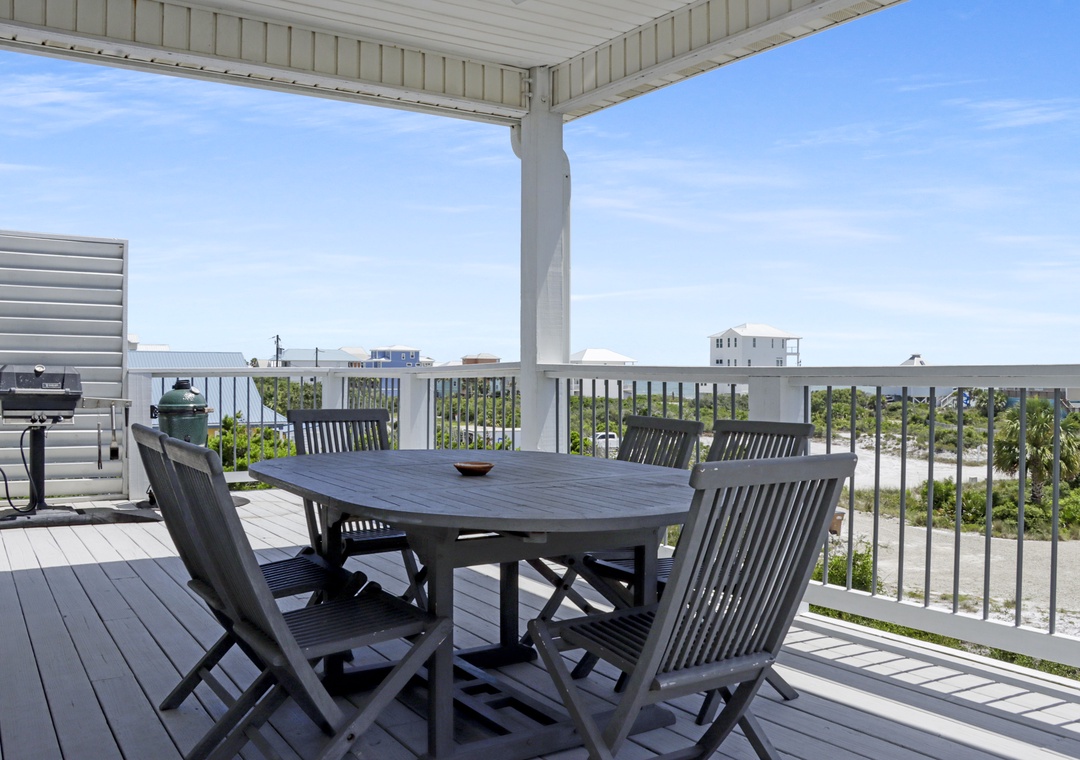 Outdoor Dining on Top Floor Deck