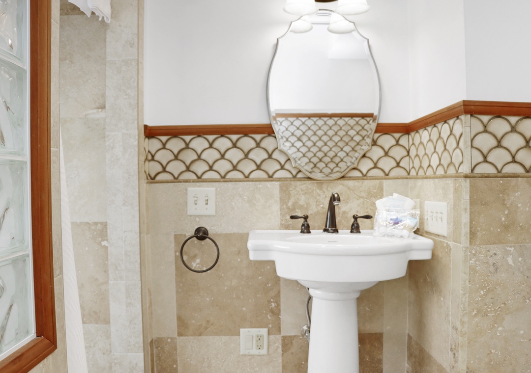 Upstairs Full Bathroom